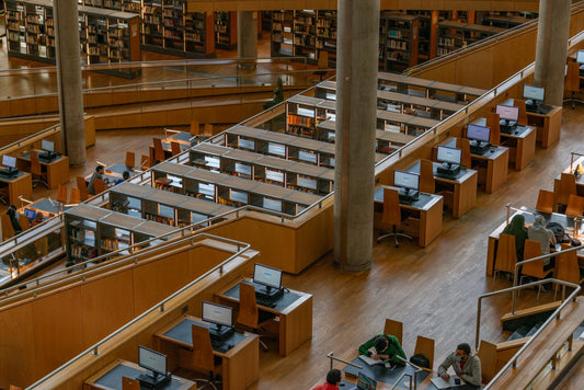 Lesesal i et bibliotek, ta opp spansk VG2 som privatist etter stryk