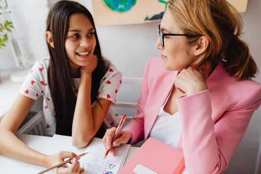 Voksen som hjelper en elev med skolearbeid, foreldretips for spansk VG2